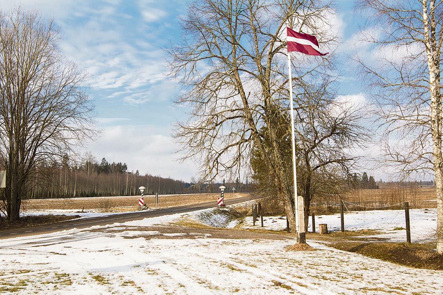 Ramata poolt vaadates paistavad Eesti ja Jäärja küla lageda ja kõledana.