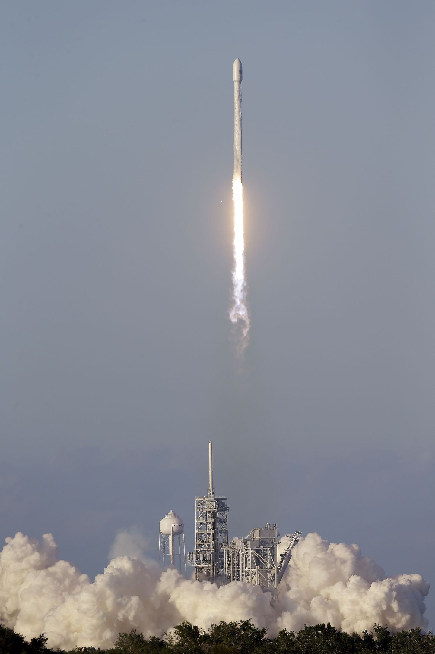 Ракета-носитель Falcon 9 с коммуникационным спутником Inmarsat-5 F4 на борту.