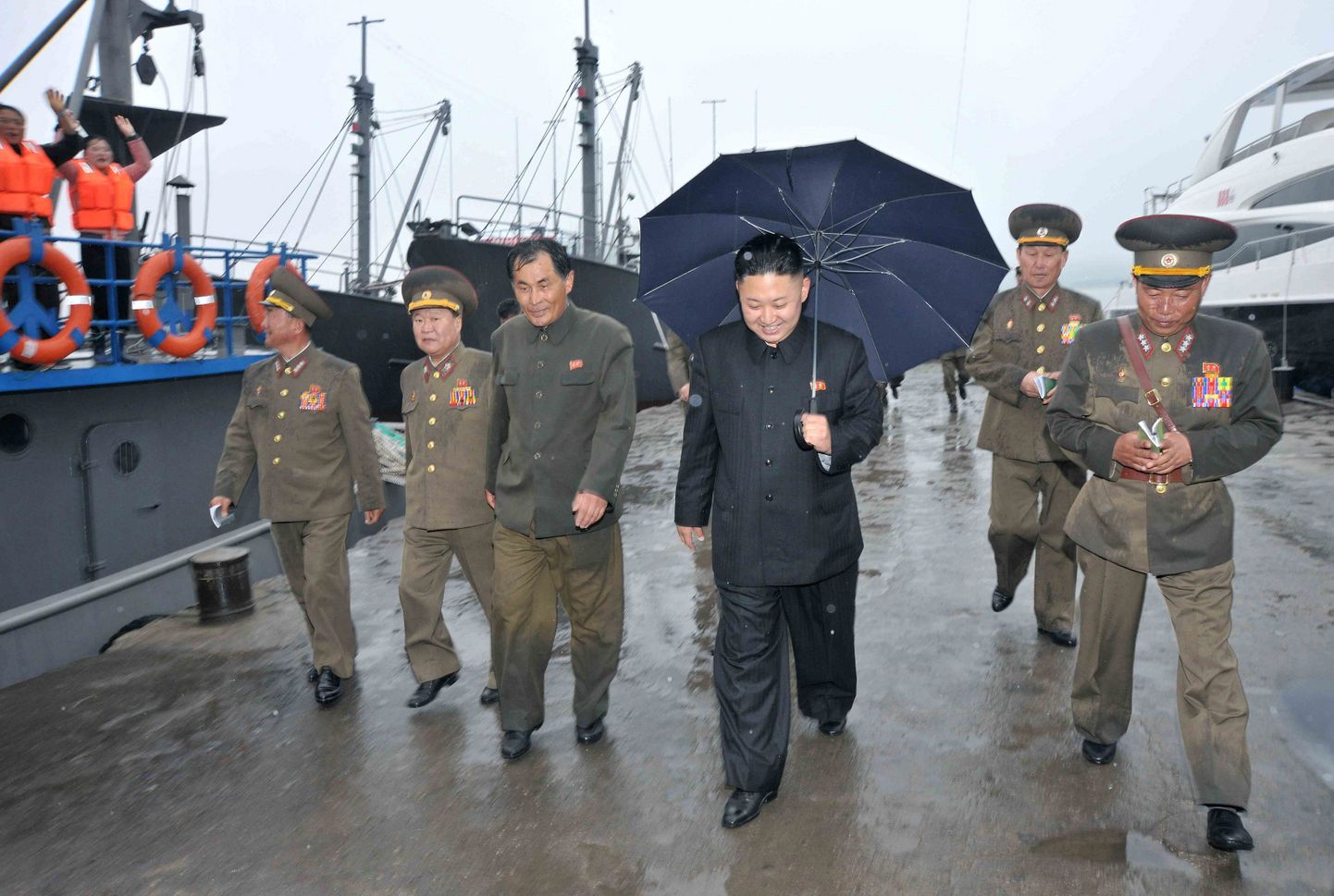 Põhja-Korea liider Kim Jong-un (keskel) koos saatjaskonnaga.