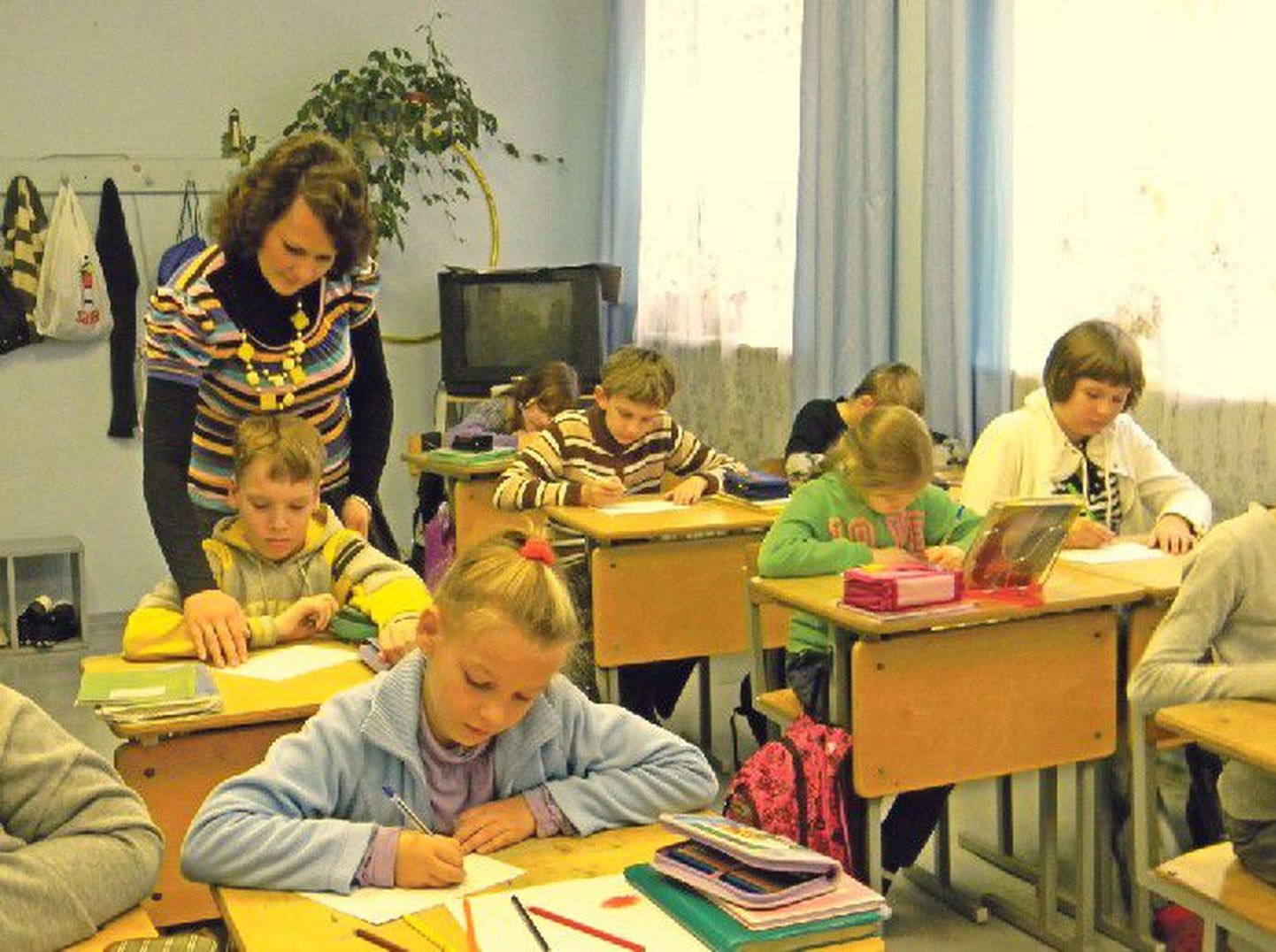 Светлана Александ­ровна Костицына ведет урок в четвертом классе, где учится 13 человек.