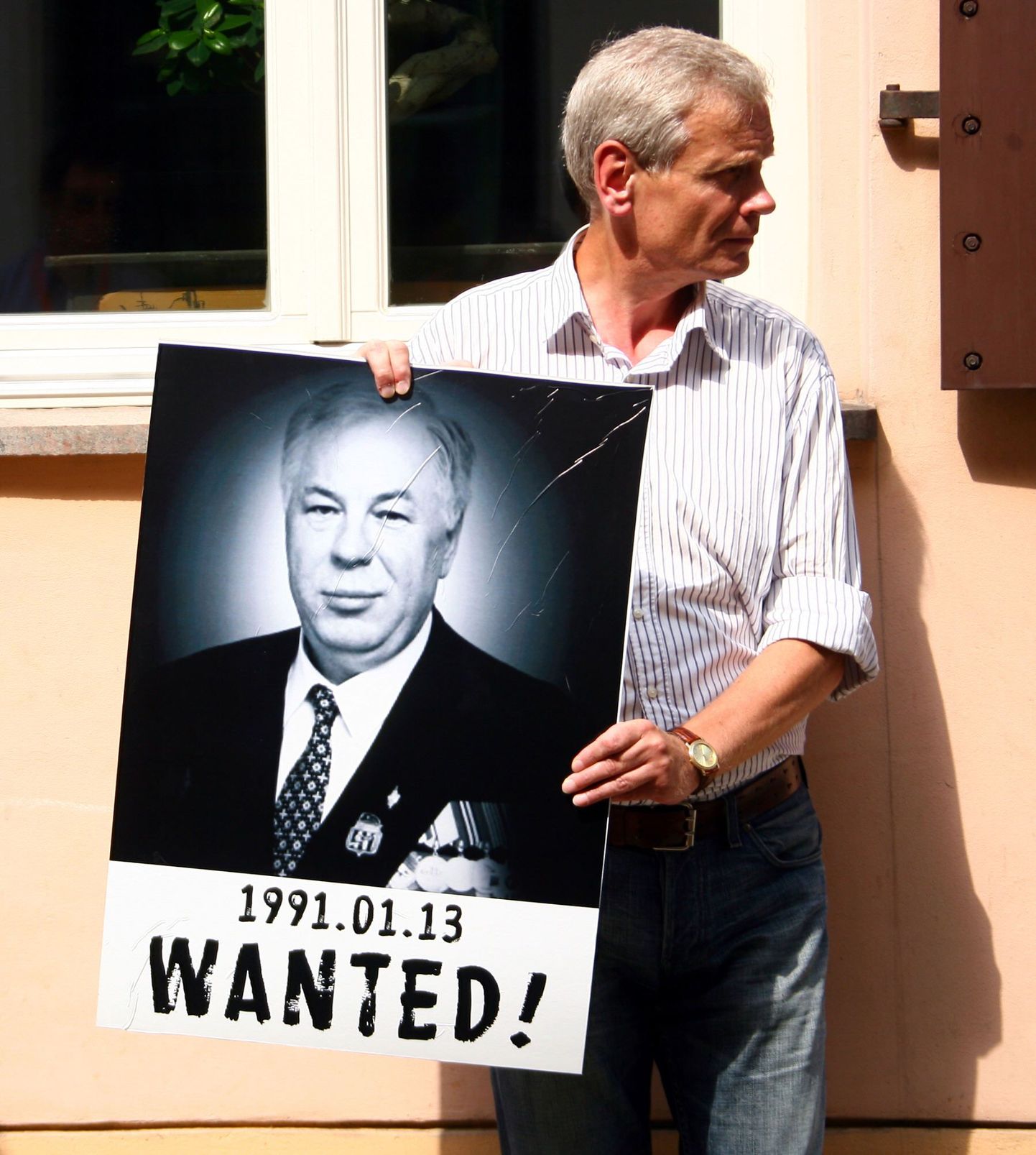 Plakatiga protesteeriv mees Vilniuse tänaval.