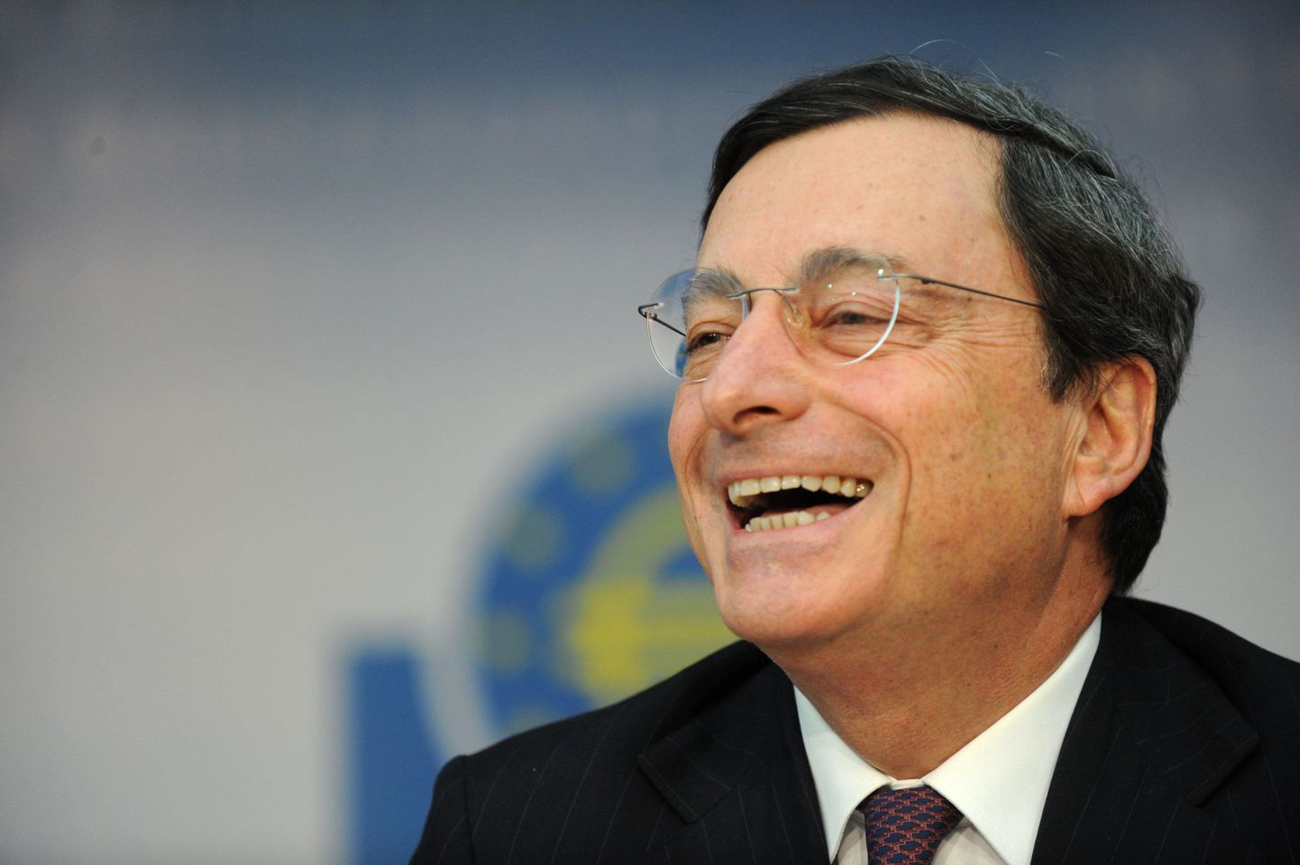 Mario Draghi täna Frankfurdis pressikonverentsil Kreeka kokkuleppe üle rõõmustamas.