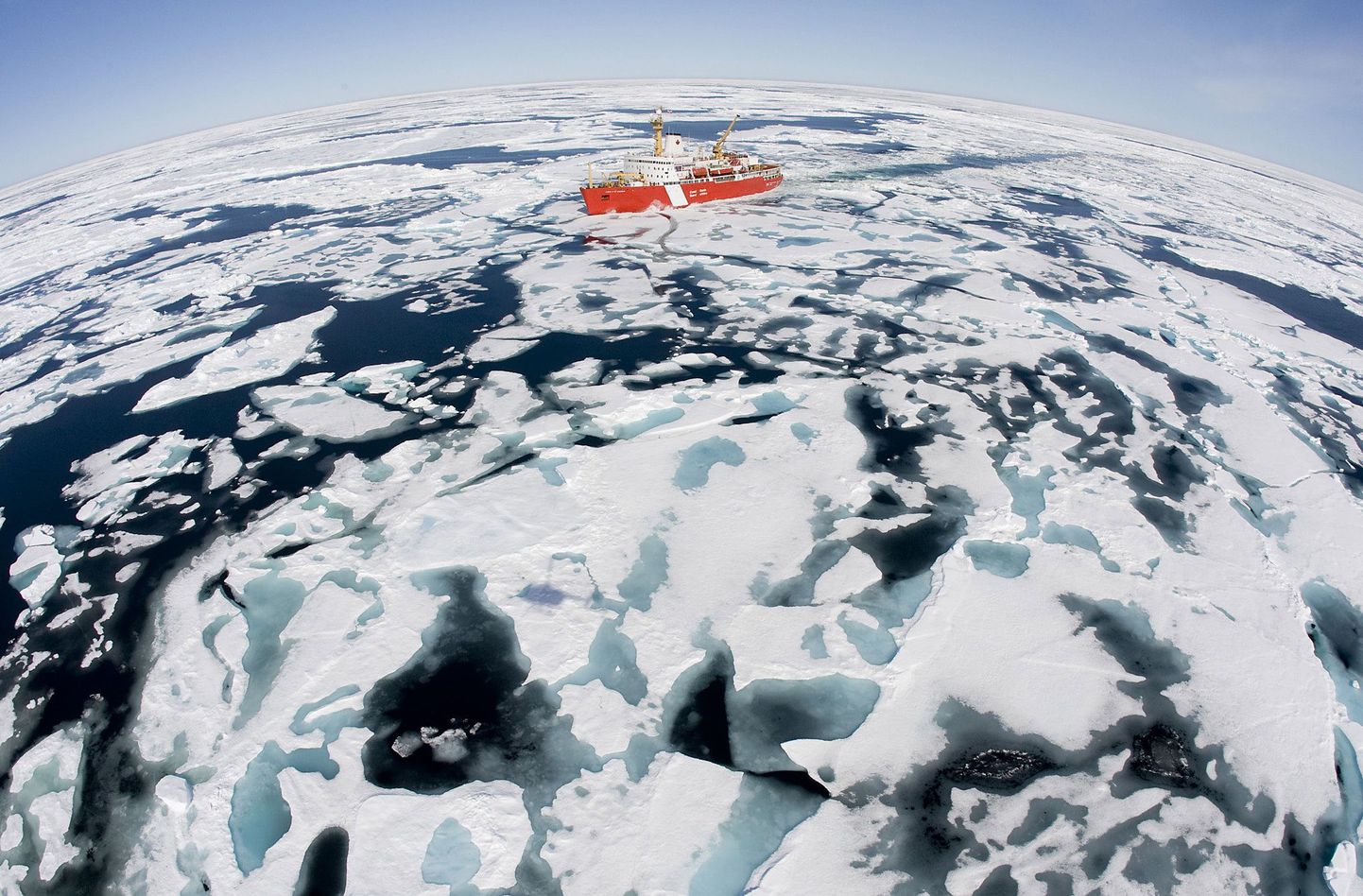 Kanada rannavalve jäälõhkuja Louis S. St-Laurent murdmas läbi sulava Baffini lahe.