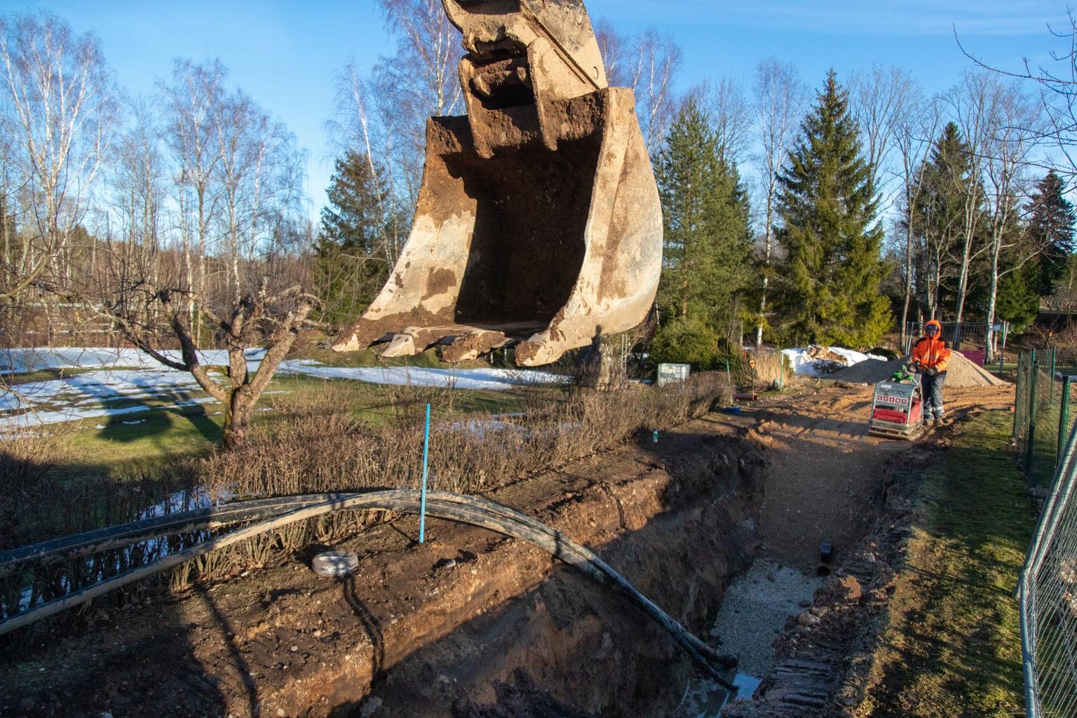 Vardi külas käivad ehitustööd, et Rahetsema piirkonna elanikud saaksid järgmise aasta suvel liituda ühisveevärgi ja -kanalisatsiooniga.