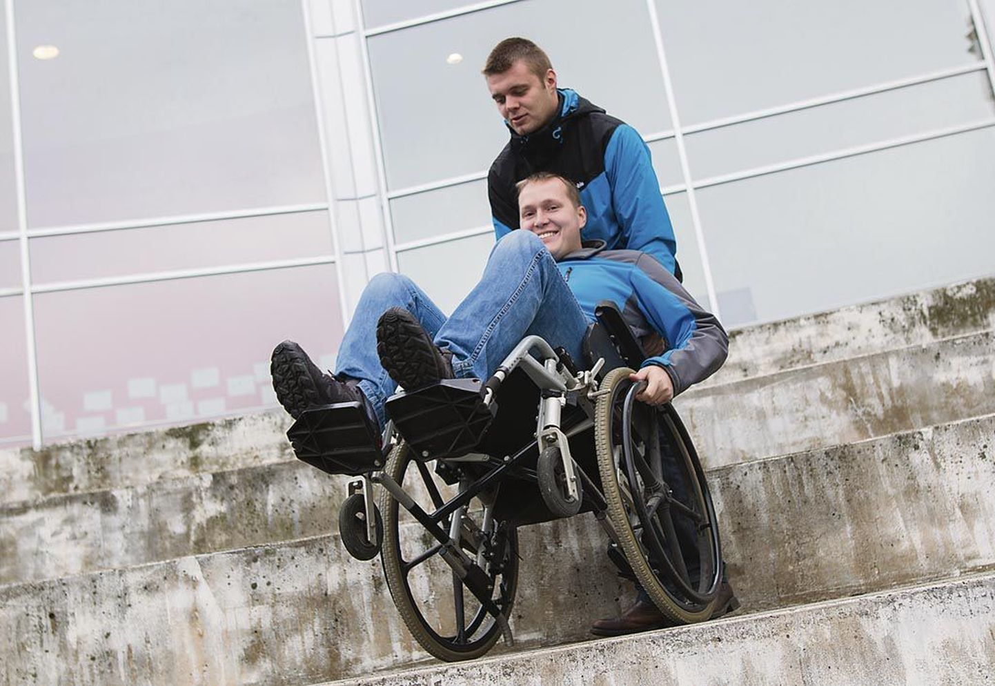 Pärnu kolledži tudengid Kristjan Õunpuu ja Siim Rumberg (istumas) ise igapäevaelus ratastooli ei vaja. Küll aga kutsuvad nad kõndijaid proovima, mis tunne on ratastoolis liikuda.