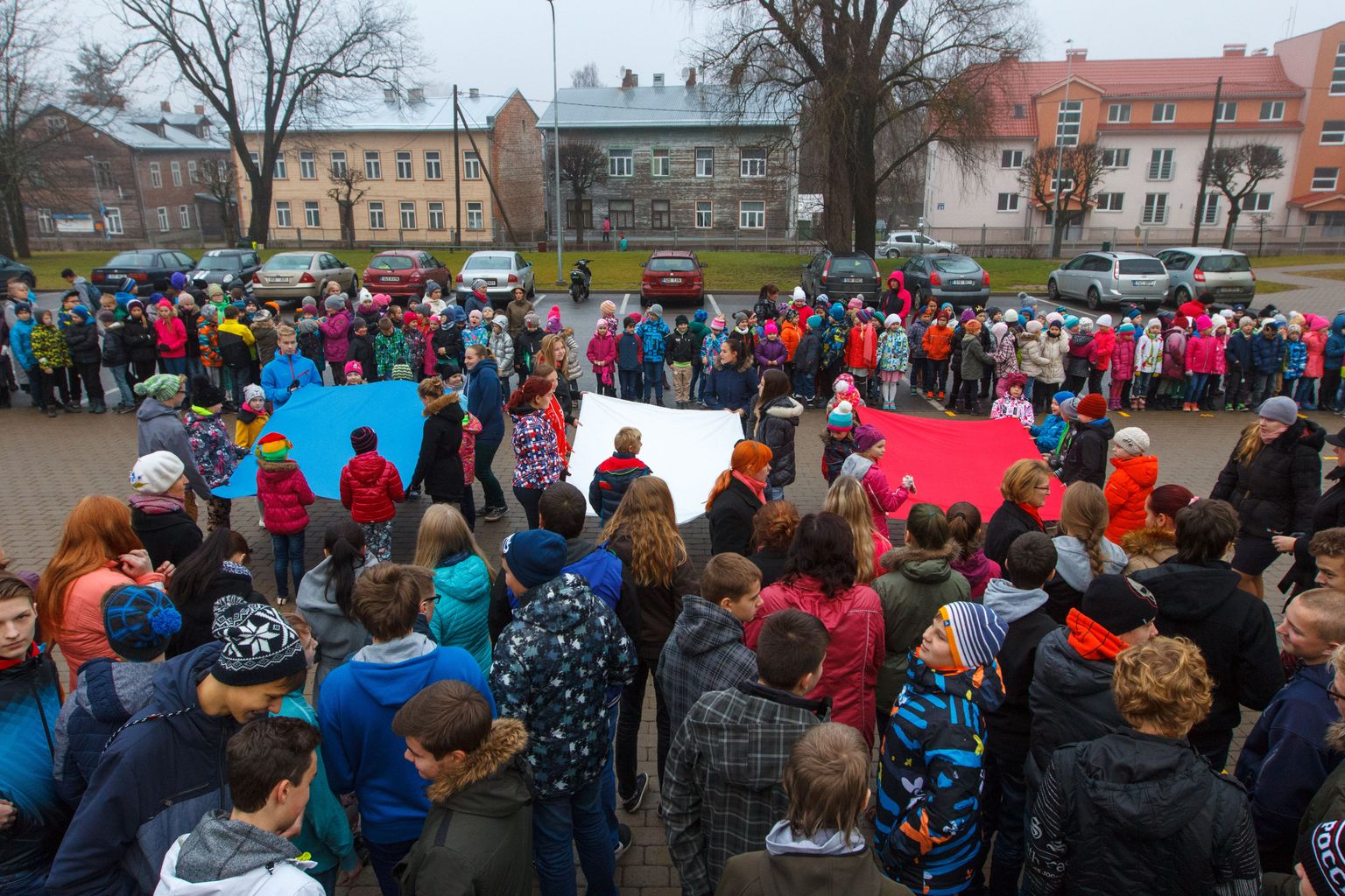 Eile hommikul seisis ka Valga põhikooli koolipere koos teiste Eesti koolidega prantslaste ja terve maailmaga terrori vastu.