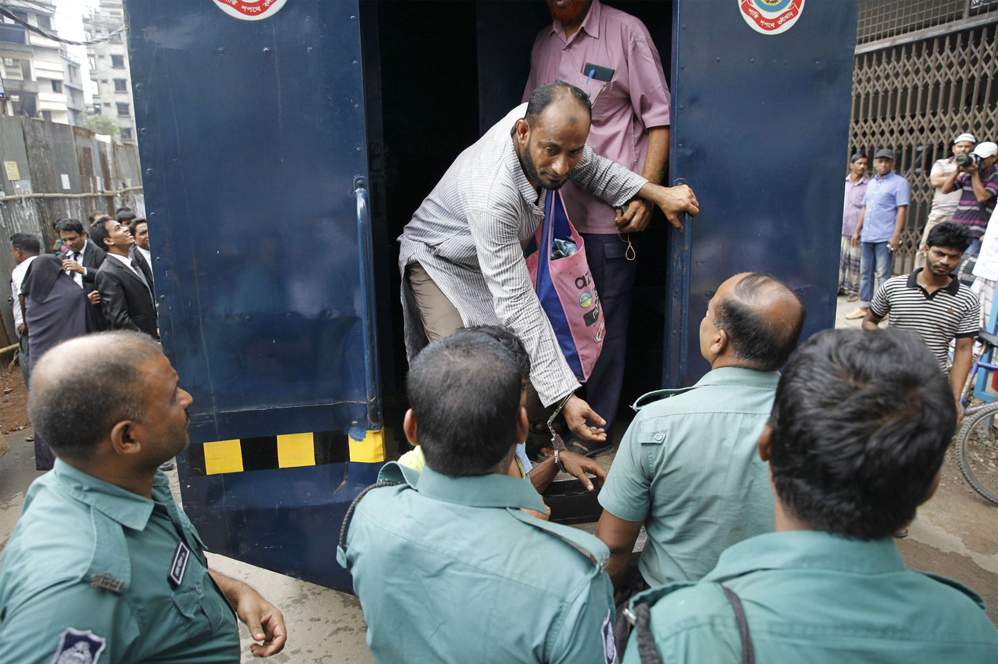 Полиция Бангладеш сообщила об аресте двух тысяч подозреваемых в ходе кампании по борьбе с исламским экстремизмом.