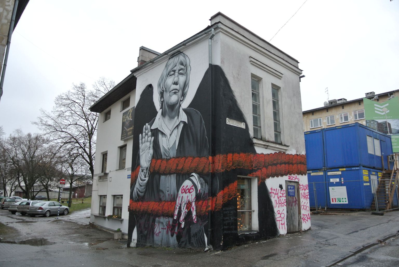 Maalingu vasakule käele on jõhkrutseja kirjutanud satanistliku arvu 666.