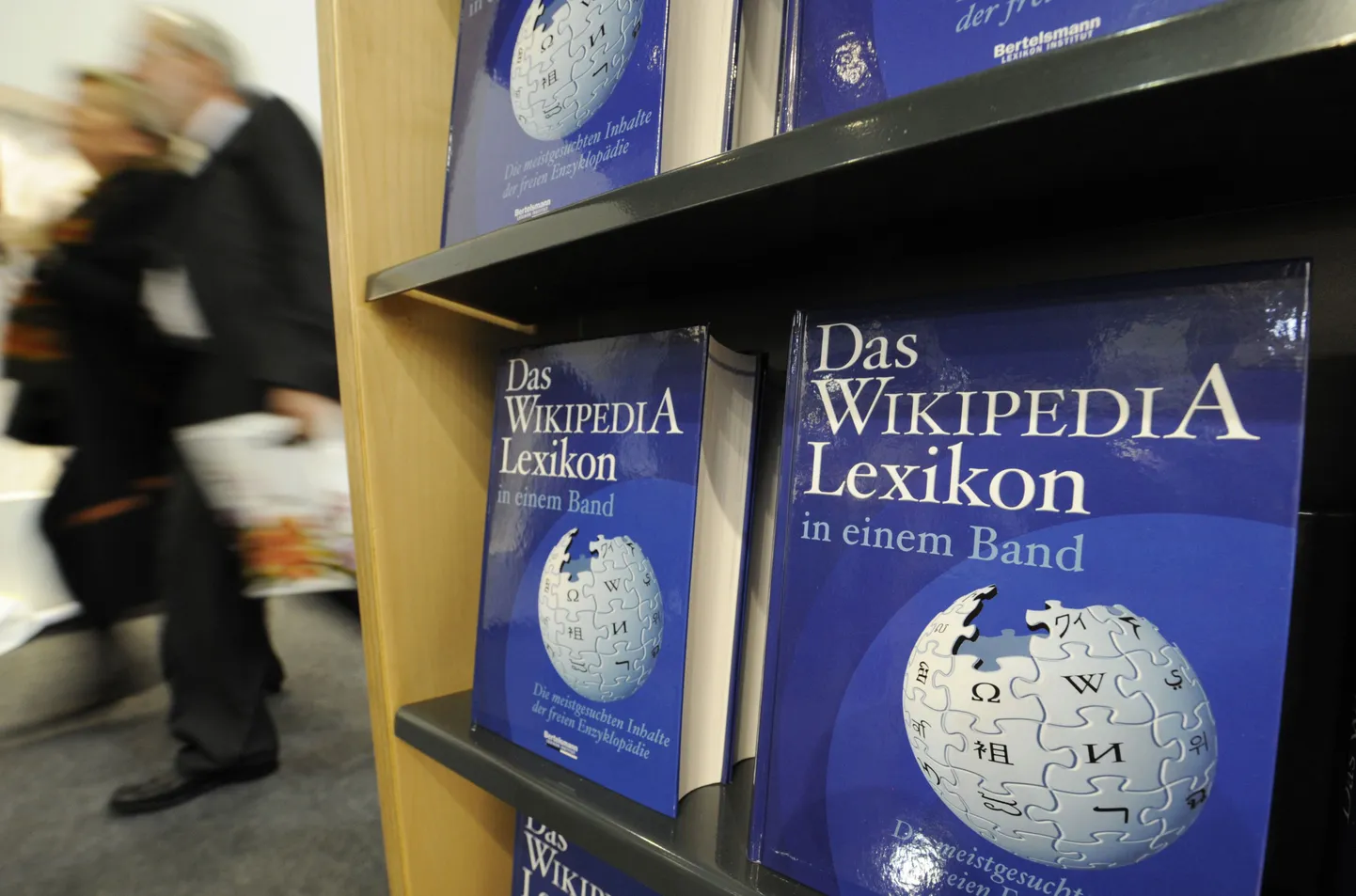 Veebientsüklopeedia Wikipedia kirjutajate arv kuivab kokku.