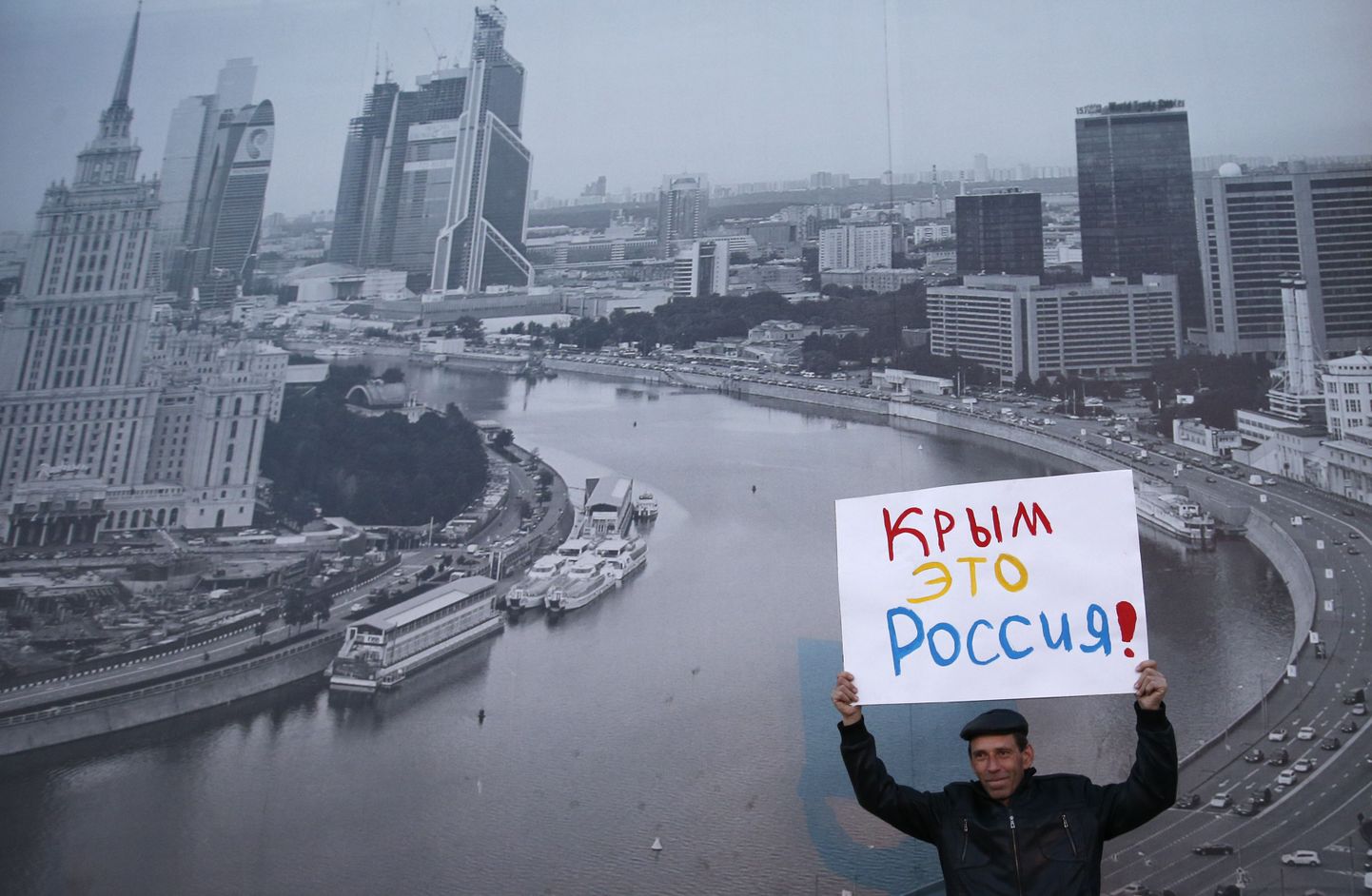 Rahulolev moskvalane avaldab loosungiga «Krimm on Venemaa» toetust president Vladimir Putini agressiivsele poliitikale.