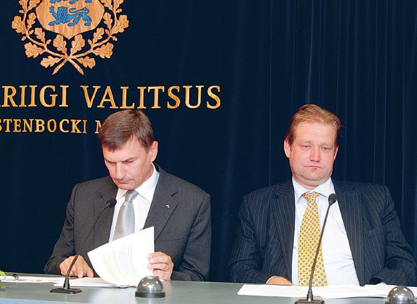 Peaminister Andrus Ansip ja rahandusminister Ivari Padar valitsuse pressikonverentsil.