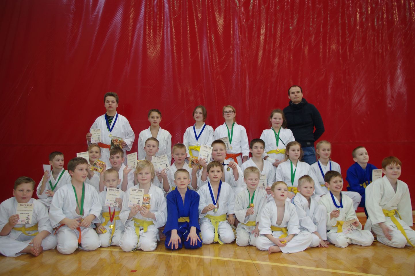 Pärnu judoklubi Samurai edukad kasvandikud ja treener Asko Looga.