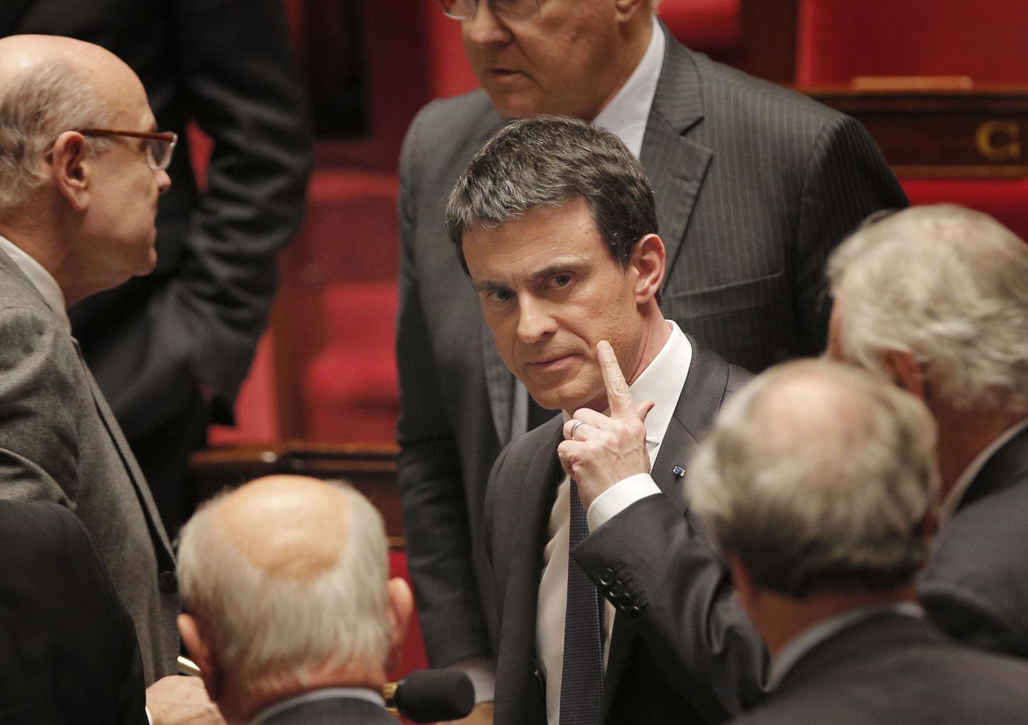 Prantsusmaa peaminister Manuel Valls (keskel).