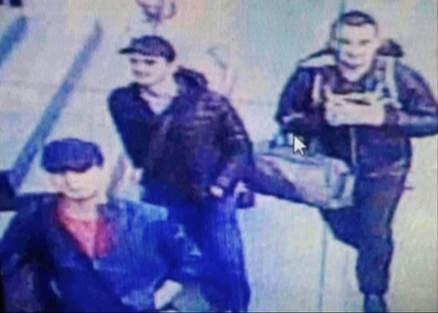 Videopilt kolmest mehest kõndimas Istanbuli rahvusvaheliste lendude terminalis. Neid kolme meest kahtlustatakse teisipäeval toime pandud Ataturki lennujaama terrorirünnaku toimepanemises.