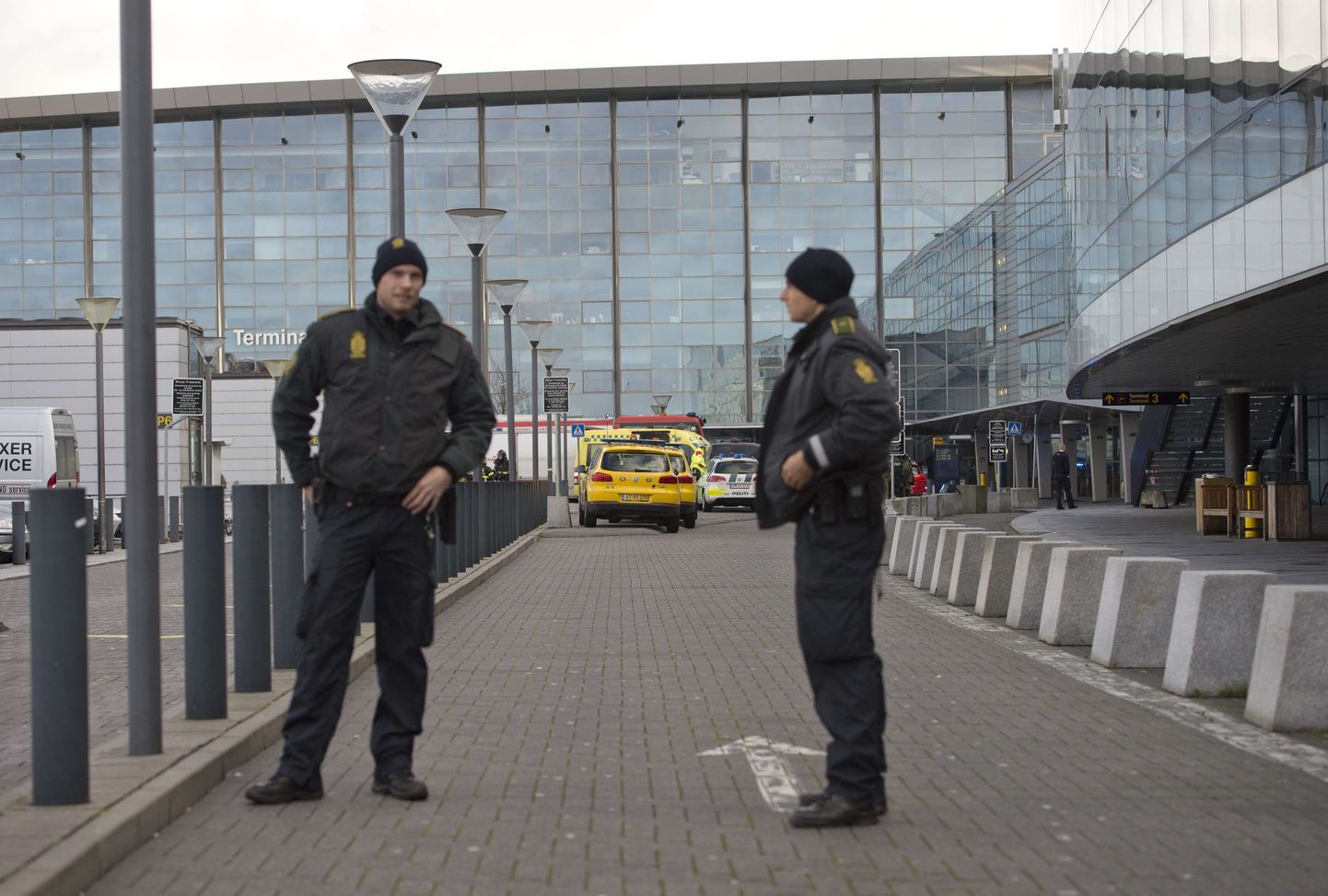 Taani politsei Kopenhaageni lennujaama ees.