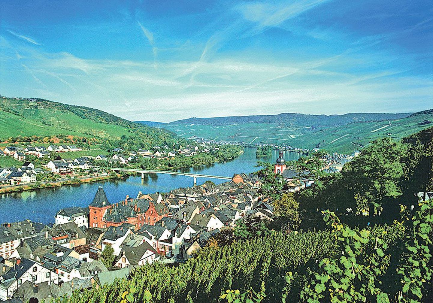Idüll: Zell, tüüpiline veiniaedadest ümbritsetud Saksa linnake Moseli jõe kaldal.