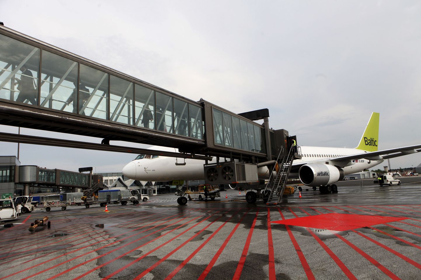 AirBalticu Boeing 757-256 Riia lennujaamas. Euroopa kohtu otsusega peavad nii Airbaltic kui ka Riia lennujaam pankrotistunud FlyLALi kreeditoridele oma vara loovutama.
