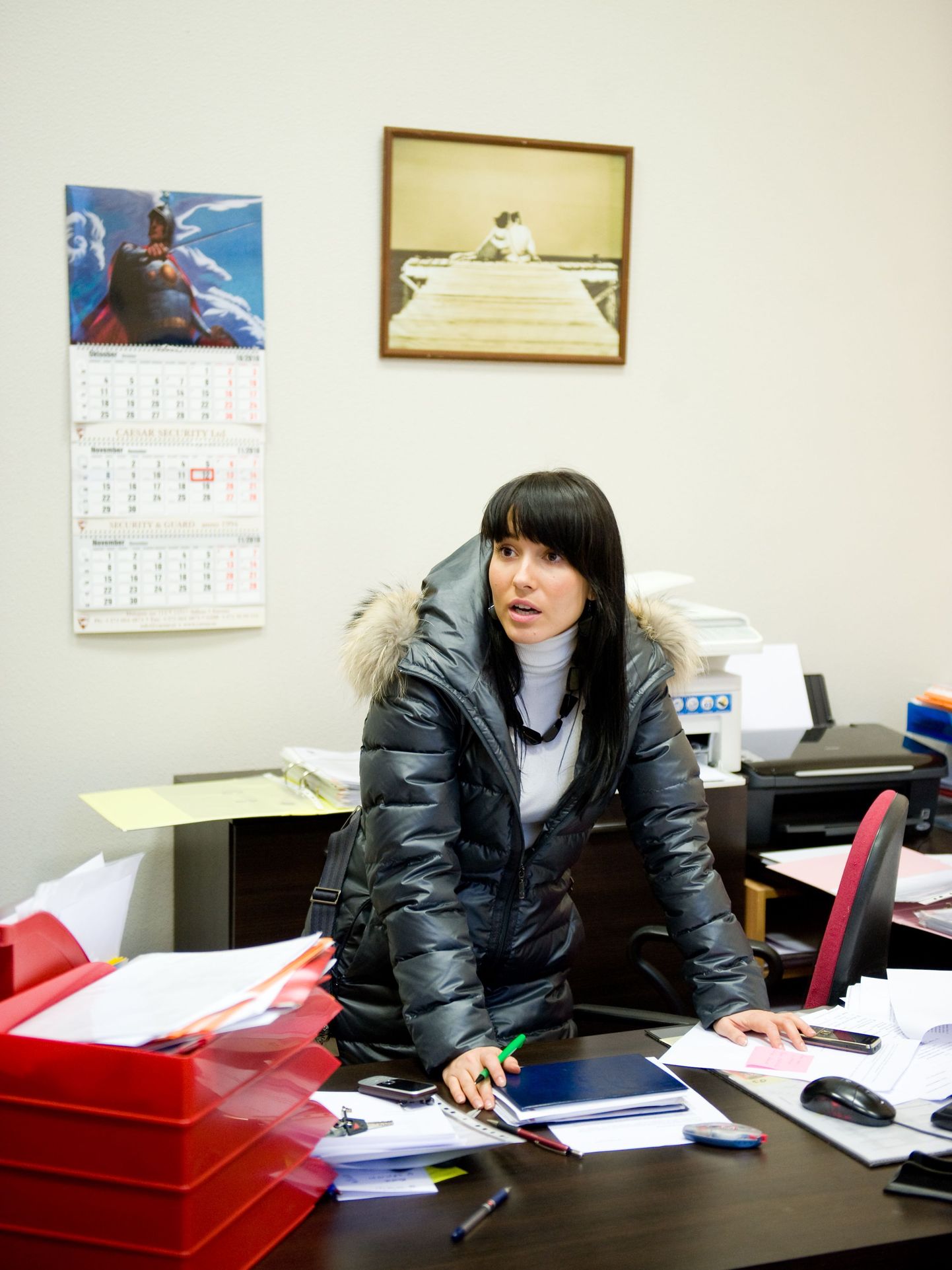 Maardu Kaubanduskeskuse juhataja Kristina Apostolova, korjab jätkuvalt sealsetelt rentnikelt üüriraha.