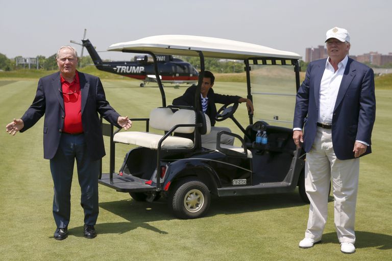 Donald Trump ja golfar Jack Nicklaus Ferry Pointi golfiväljaku avamisel 2015. aasta mais