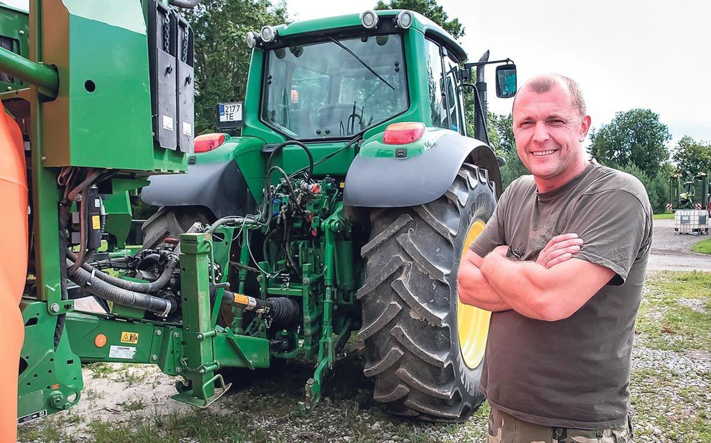 OÜ Põhara Agro tegevjuht Jaanus Põldmaa ütleb, et mõne traktori ja mehega harivad nad ligemale 1100 hektarit põldu, see on omaaegse kolhoosi mõõt.