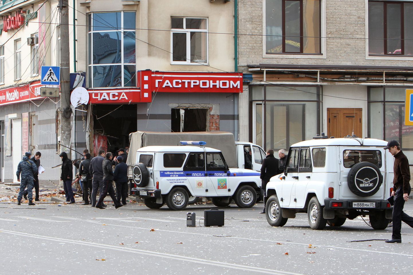 ITAR-TASS: MAKHACHKALA, DAGESTAN, RUSSIA. NOVEMBER 8, 2013. At the site of an explosion at a Makhachkala store. One guard was killed and two persons injured as a result of the blast here. (Photo ITAR-TASS / Ruslan Alibekov / NewsTeam)