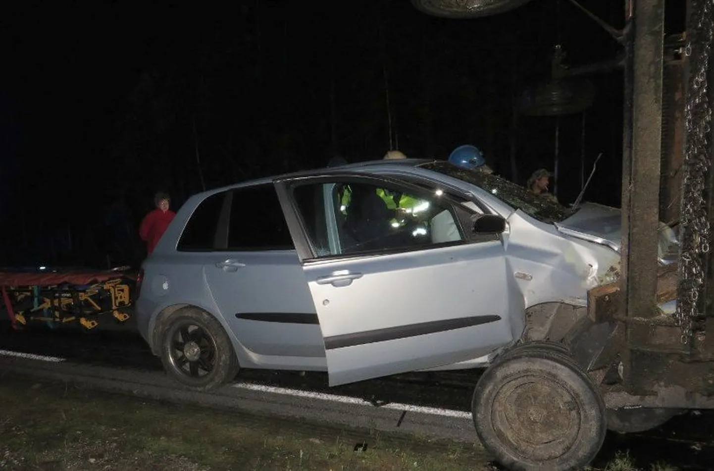 Ööl vastu 16. augustit sõitis sõiduauto Jõgevamaal Jõhvi-Tartu-Valga maanteel otsa ees liikunud traktori haagisele.