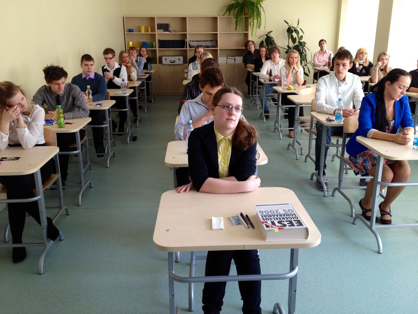 Abituriendid kuulavad haridus- ja teadusminister Jaak Aaviksoo pöördumist Vikerraadios.
