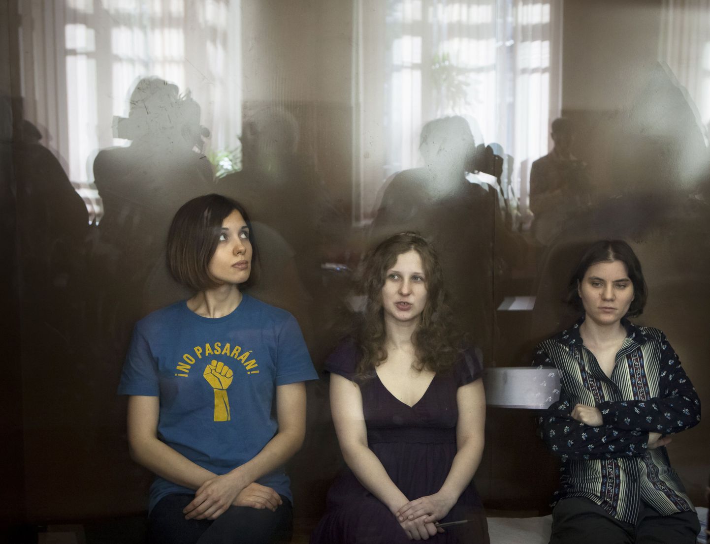 Vangi mõistetud Pussy Rioti liikmed (vasakult) Nadežda Tolokonnikova, Maria Aljohhina ja Jekaterina Samutsevitš augustis Moskva kohtus.