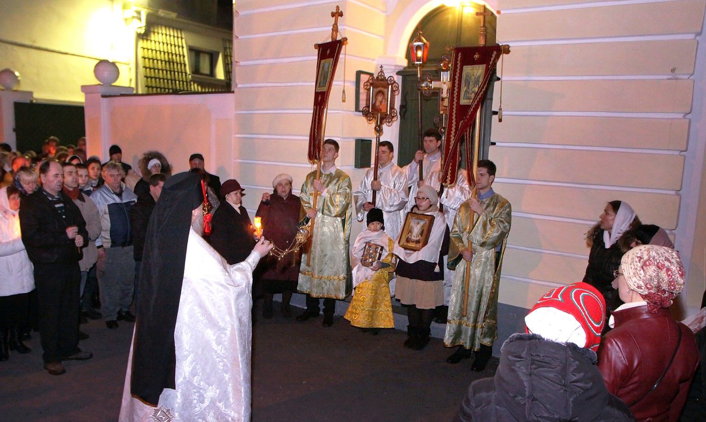 Õigeusu kiriku ülestõusmispühade ristiretk Pärnu Katariina kiriku juures.