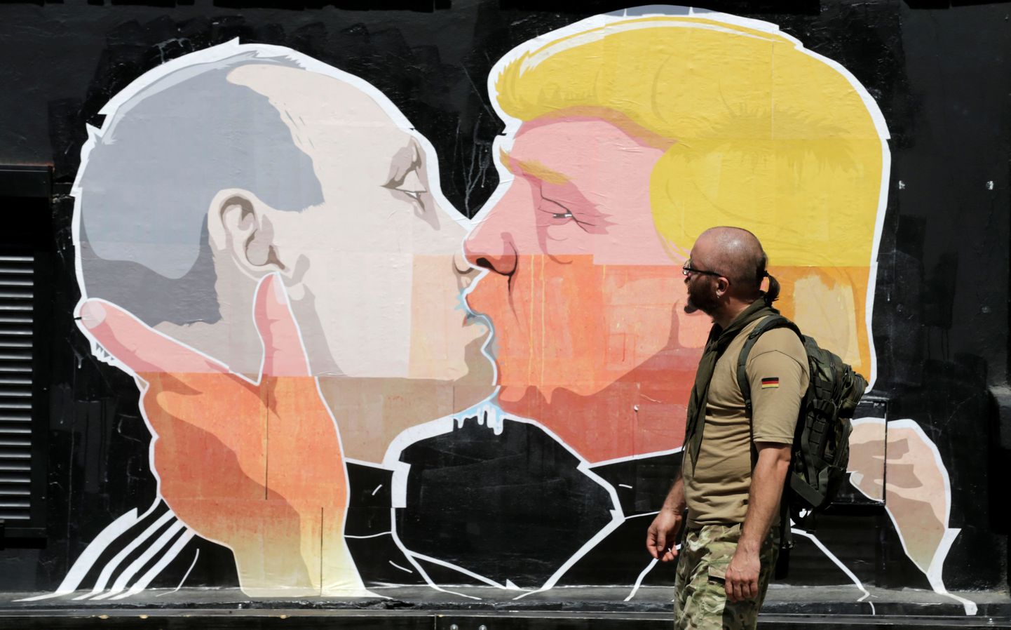 Vabariiklasest presidendikandidaadi Donald Trumpi (paremal) ja Venemaa riigipea Vladimir Putini suudlust kujutav grafiti Leedu pealinnas Vilniuses.
