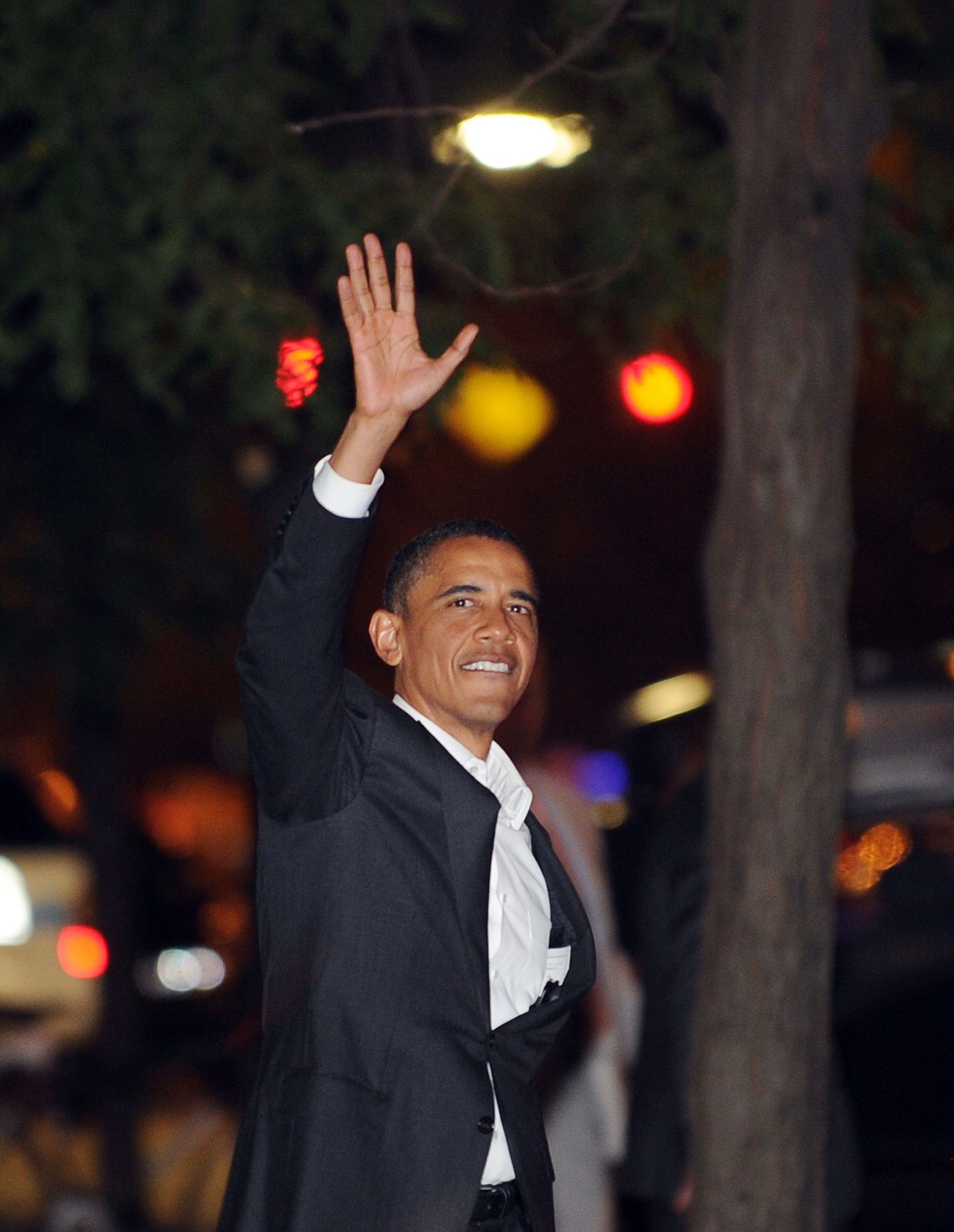 Президент США Барак Обама покидает чикагский ресторан так и не попробовав торта.