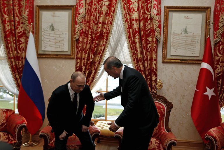 Istanbul, detsember 2012: Putinist on juba taas president saanud, Erdoğan, kes peab veel peaministri ametit, juhatab kolleegi istuma.