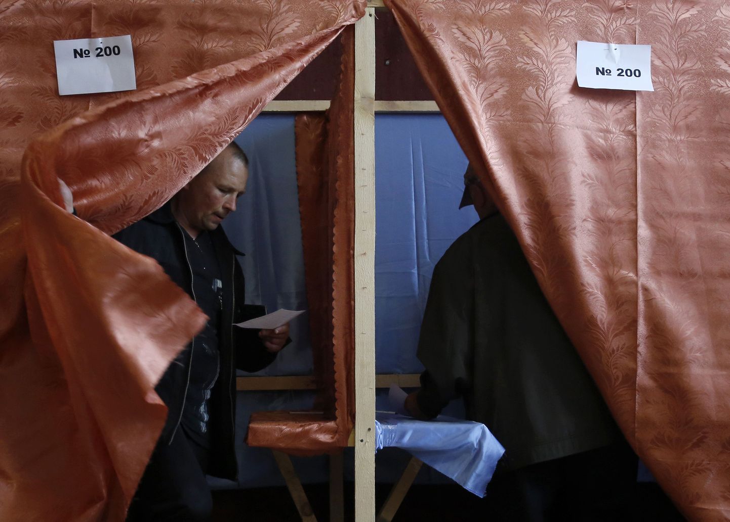 Inimesed hääletuskabiinides Ida-Ukrainas Slovjanskis.