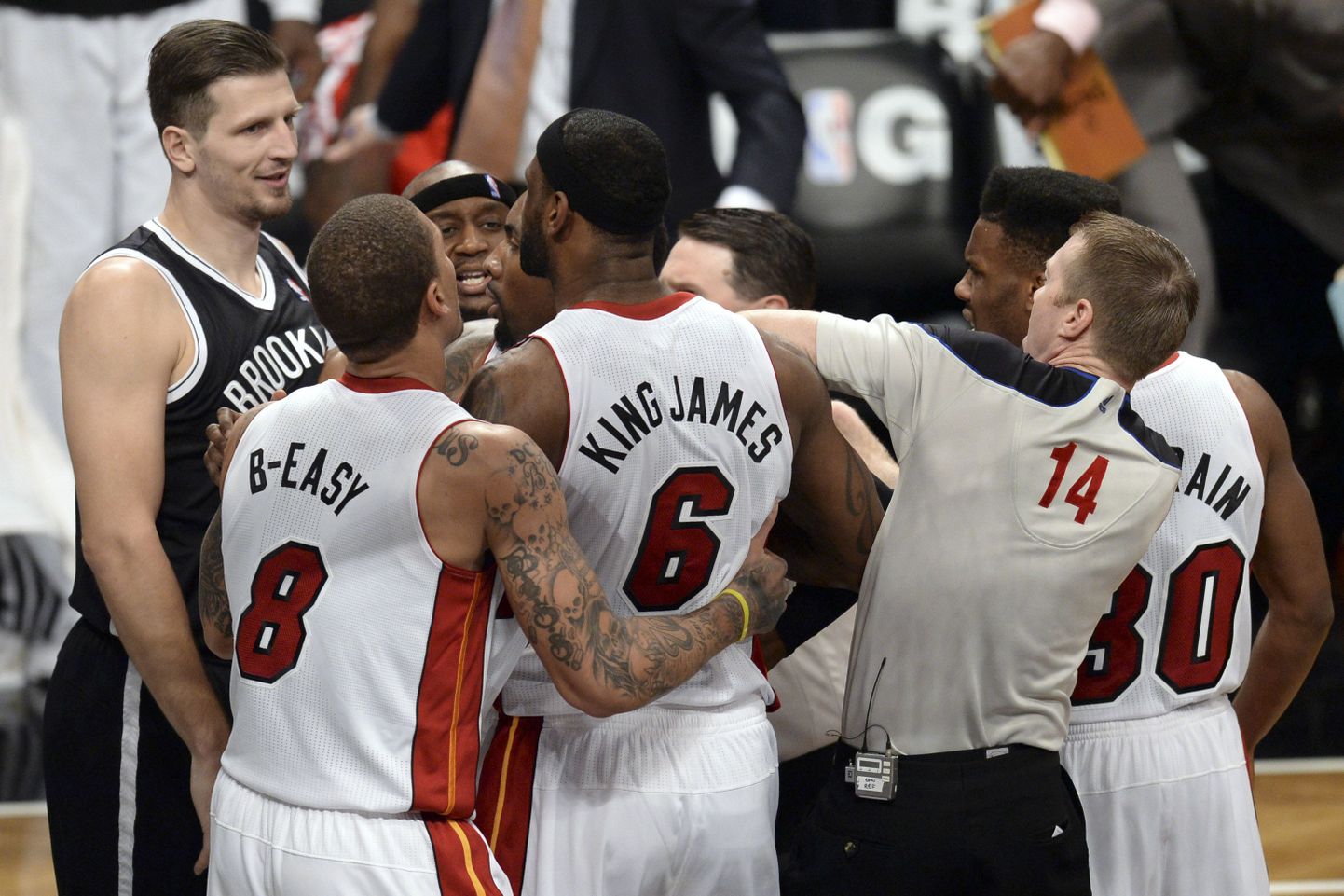 Mirza Teletovic (vasakul) on sattunud Miami Heati mängijate viha alla.