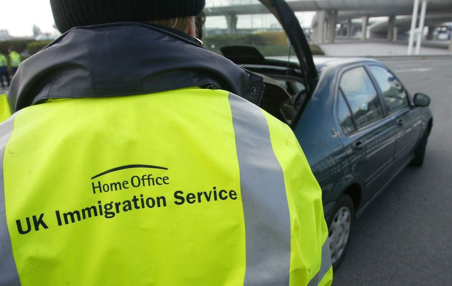 Briti migratsiooniametnik kontrollib Calaisis sõidukeid.