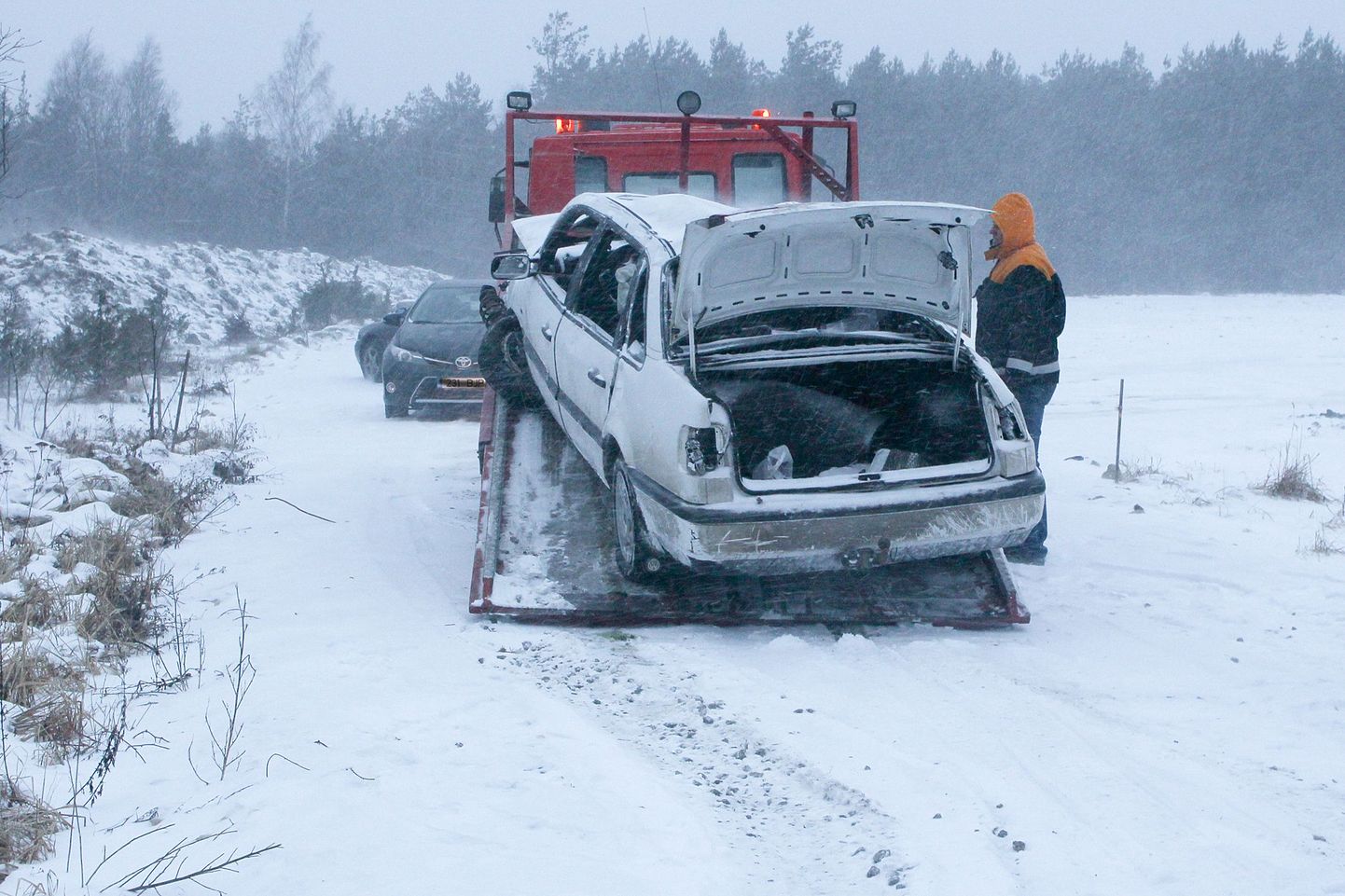 Reedel juhtus Saaremaal Lahekülas liiklusõnnetus, kui Volkswageni juht kaotas auto üle kontrolli.