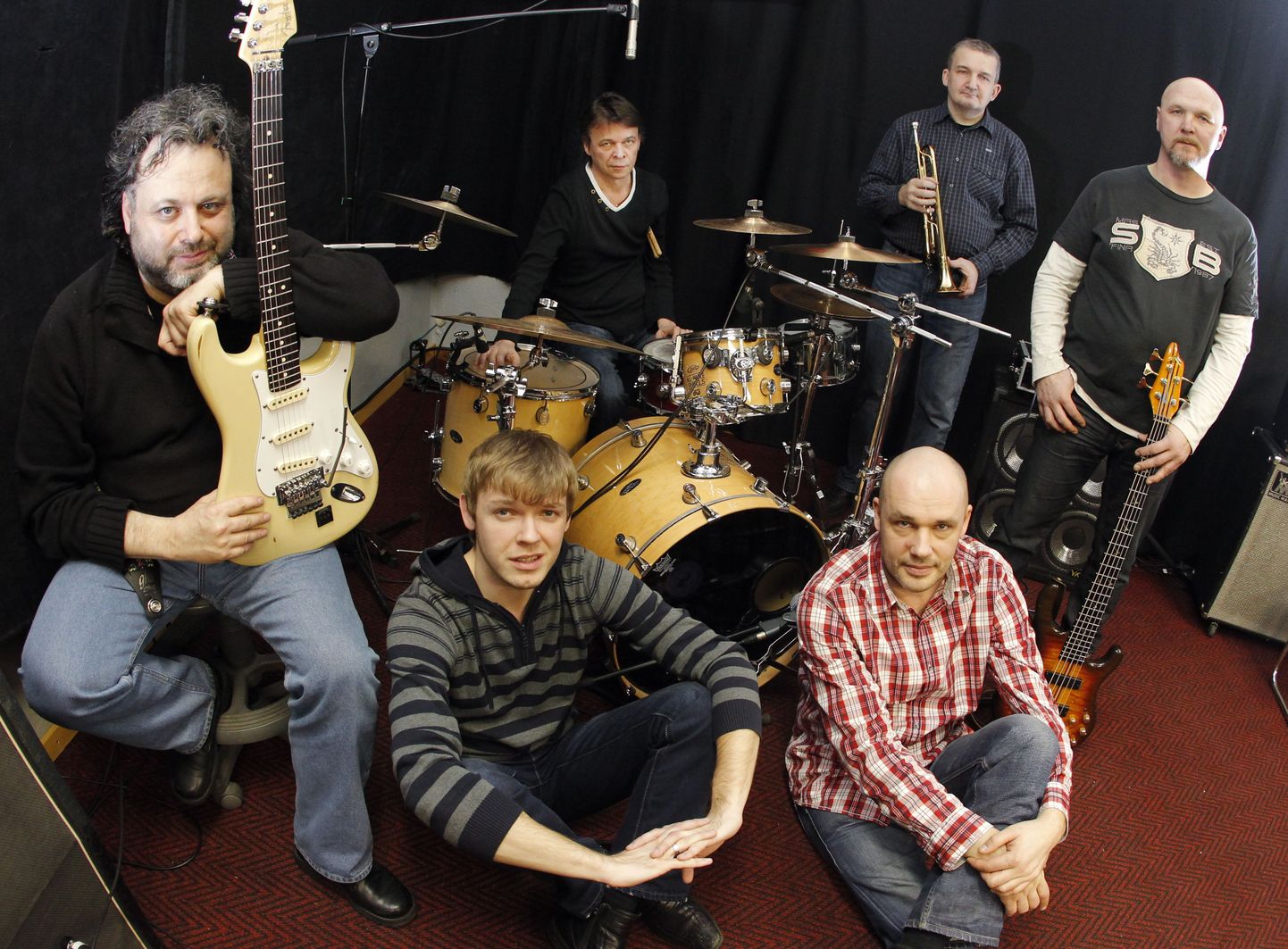 Magnetic Bandi liikmed (vasakult) Nevil Blumberg (kitarr), Jaak Ahelik (löökriistad), Jaak Oserov (trompet), Mait Paldra (bass), Ees Madis Arro (laul) Ja Runno Tamra (klahvpillid)