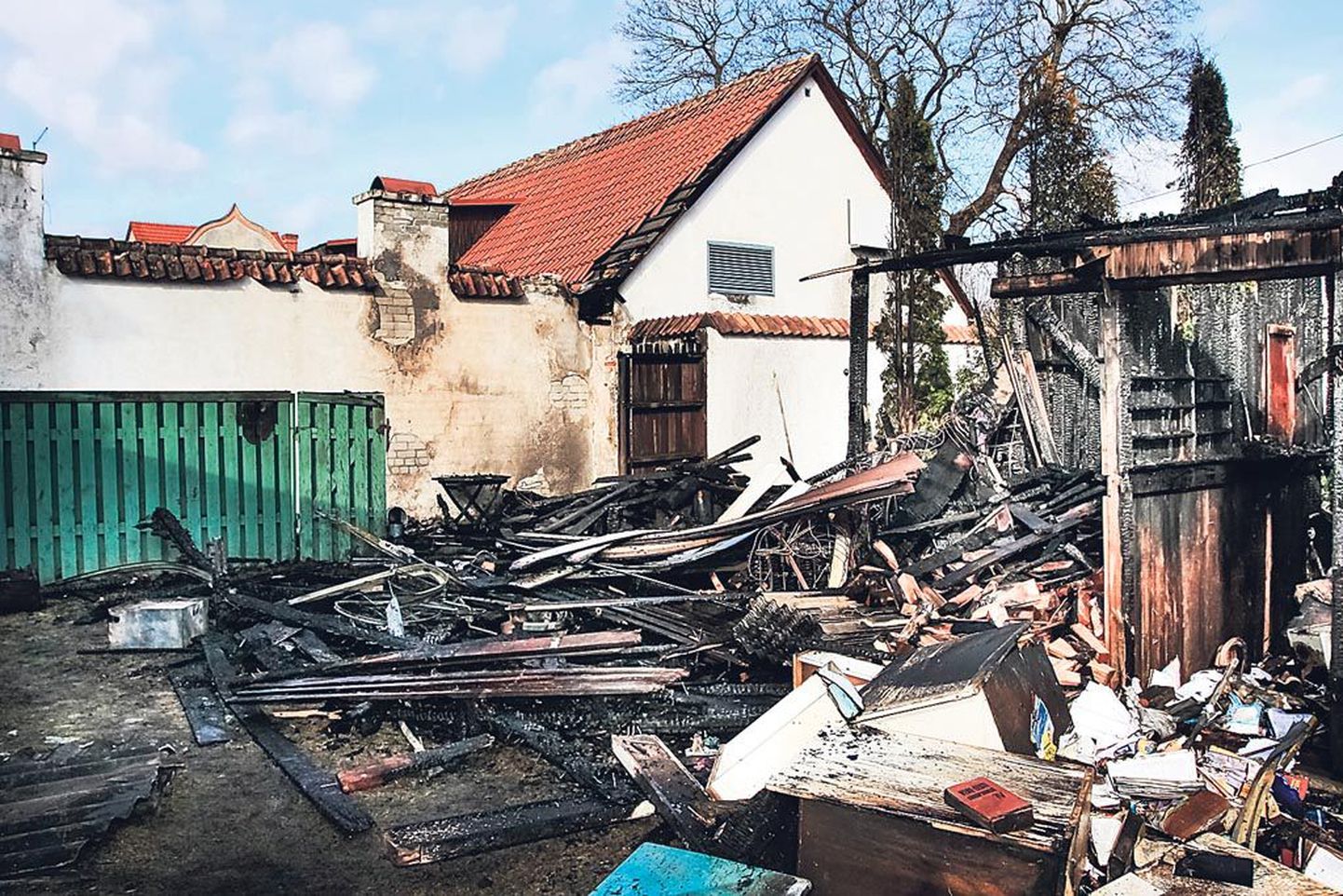 Lahtise leegiga põlenud puukuur süütas kõrval asuva trahteri Postipoiss taguse ala ja katuse. Lisaks purunesid tules pildile mitte jäänud kõrval asuva elumaja esimese korruse aknad.