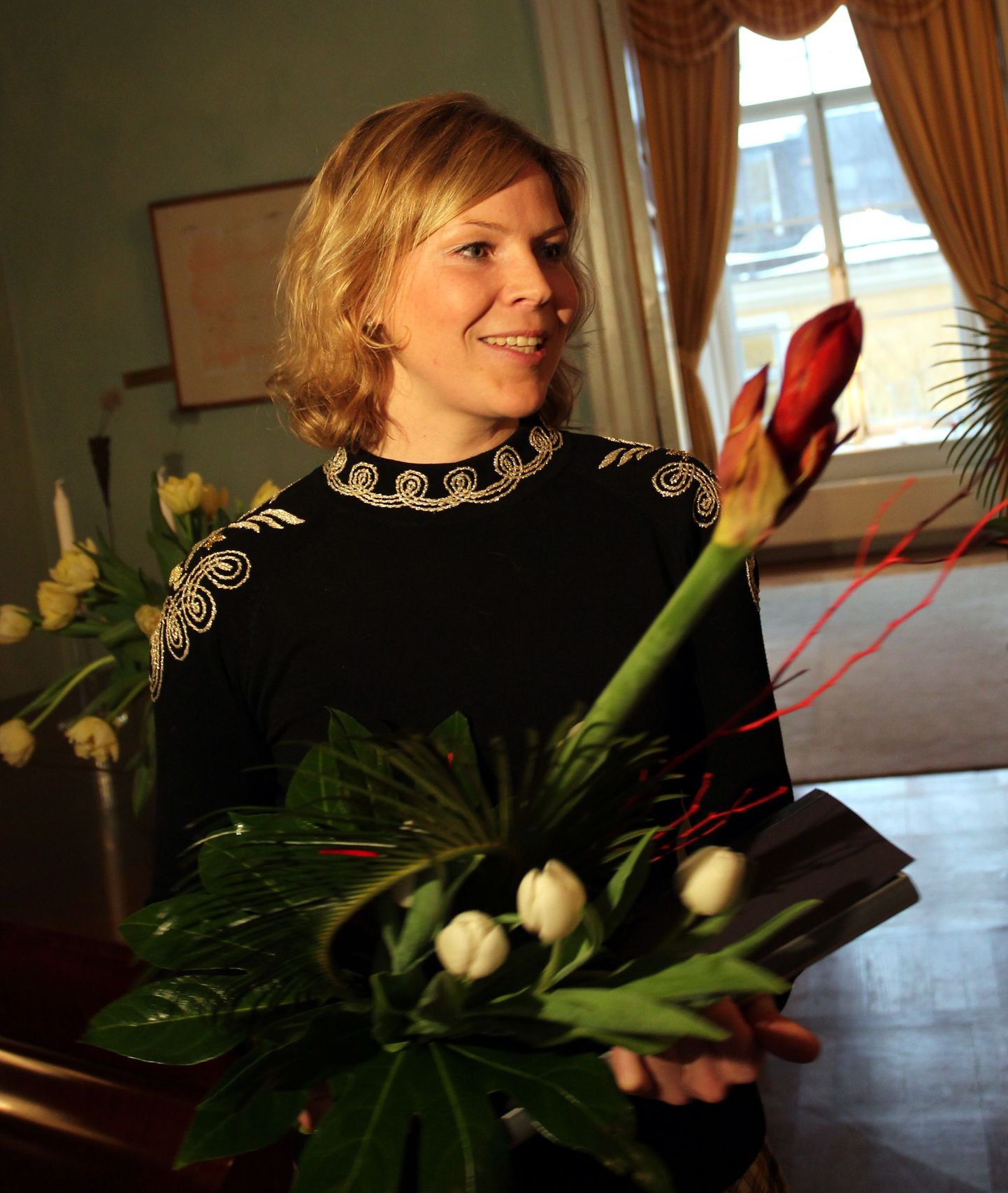 Postimehe ajakirjanik Tuuli Koch Bonnieri preemiat 2011. aastal vastu võtmas.