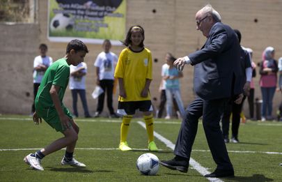 Sepp Blatter lastega jalgpalli mängimas. Foto: Scanpix