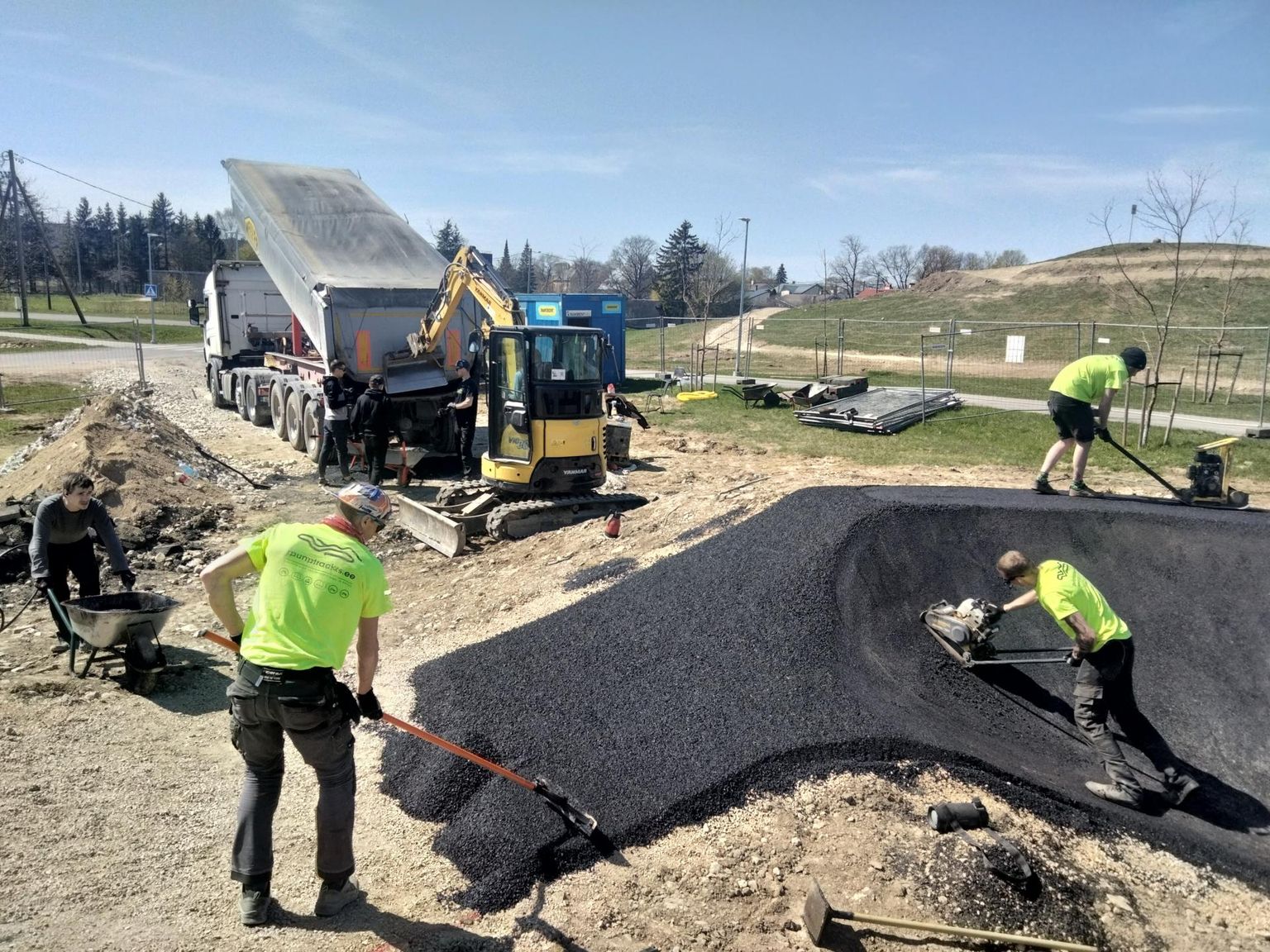 Rakvere piirile kerkivale pump track'ile paigaldatakse juba asfaldist katet.