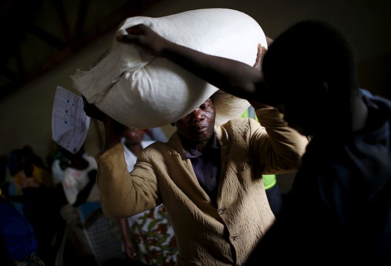 Malawi. Mzumazi küla mees vedamas ÜRO poolt jagatud toitu. 