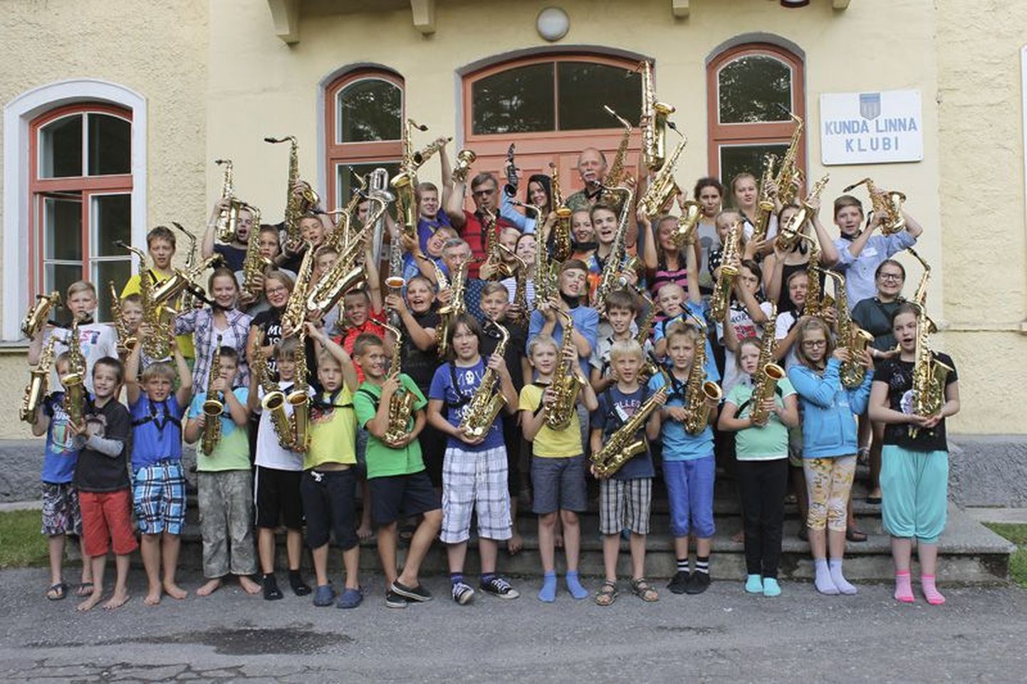 Kunda linna toimuvas üleriigilises saksofonistide suvekoolis harjutab poolsada saksofoniõppijat ja -harrastajat