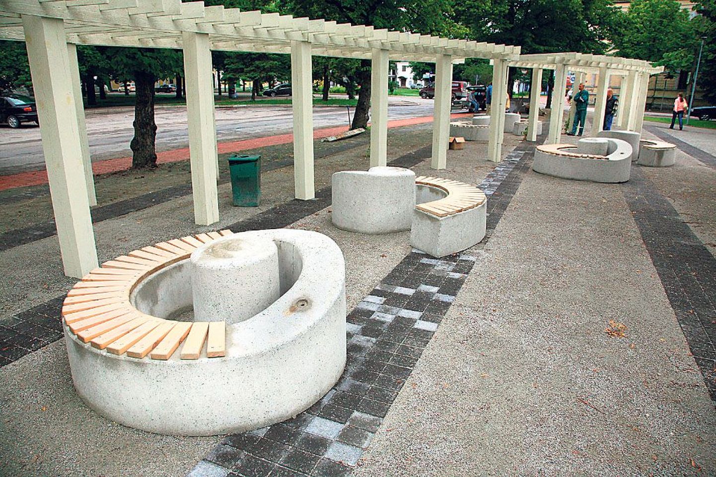 Ideekonkursi korras ümber kujundatud Jakobsoni parki täiendavad Rait Pärja loodud teokarbid istumiseks.