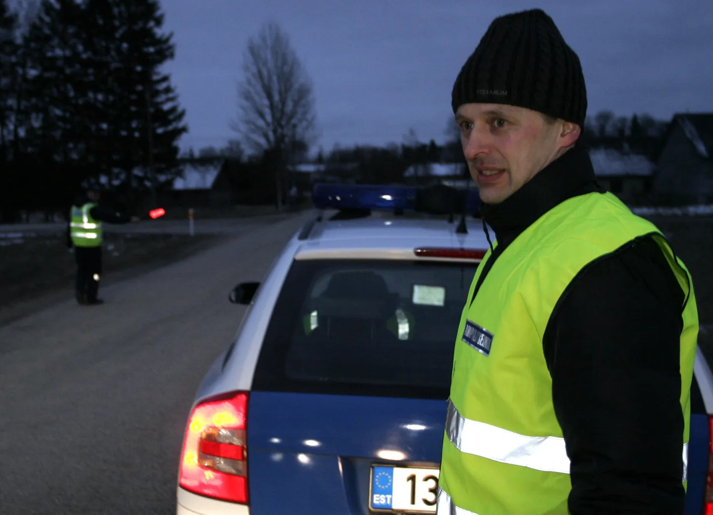 Politseile vahele jäänud Tõnis Kõiv abipolitseinikuna teisi autojuhte kontrollimas.
