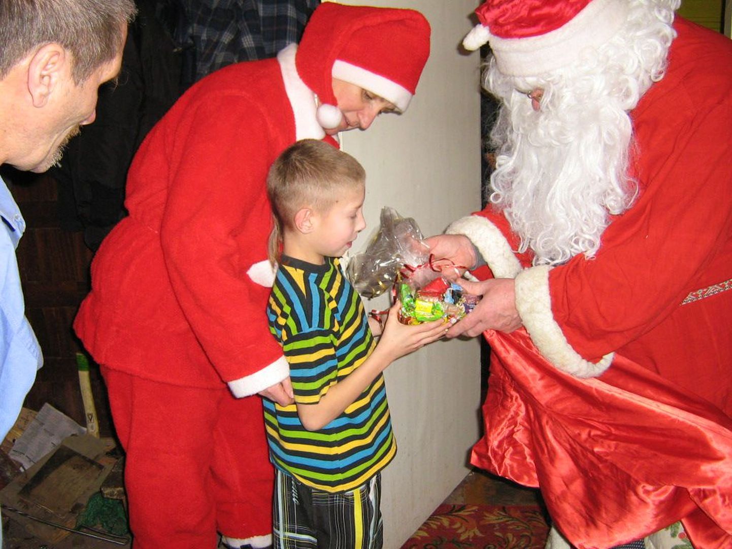 Jõuluvana Tõnu ja päkapikk Piret võeti Valga linna peredes kenasti vastu. Jõulupakid tõid laste silmadesse sära ja nägudele naeratuse.