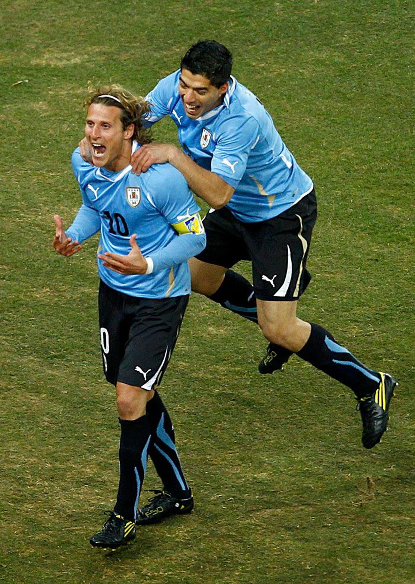 2010. aastal valiti Diego Forlan (vasakul) MM-finaalturniiri parimaks mängijaks. Tänavu loodavad uruguaylased eelkõige Liverpoolis suurepärase hooaja teinud Luis Suarezele (paremal).