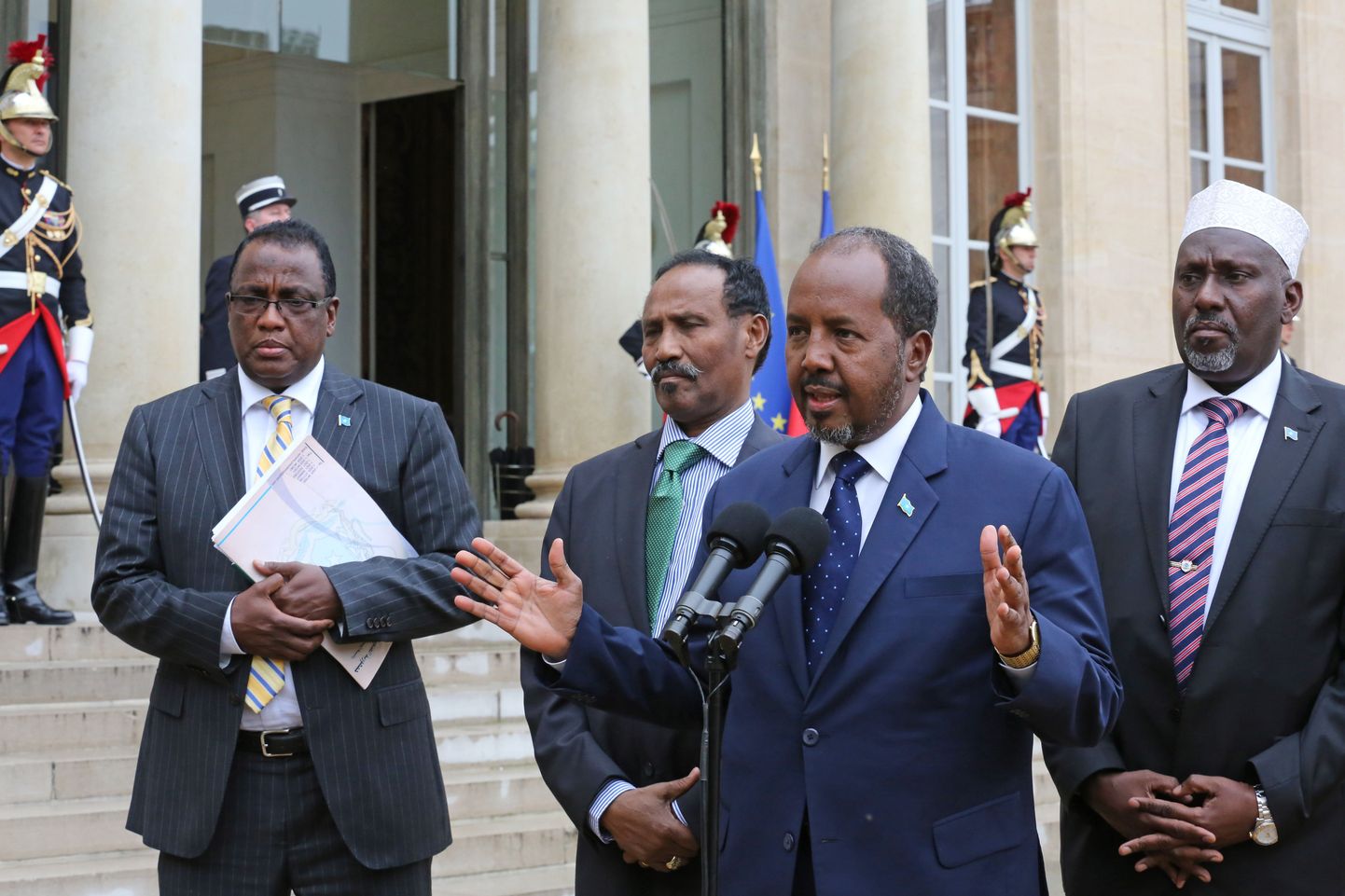 Somaalia president Hassan Sheikh Mohamud (mikrofoni taga).