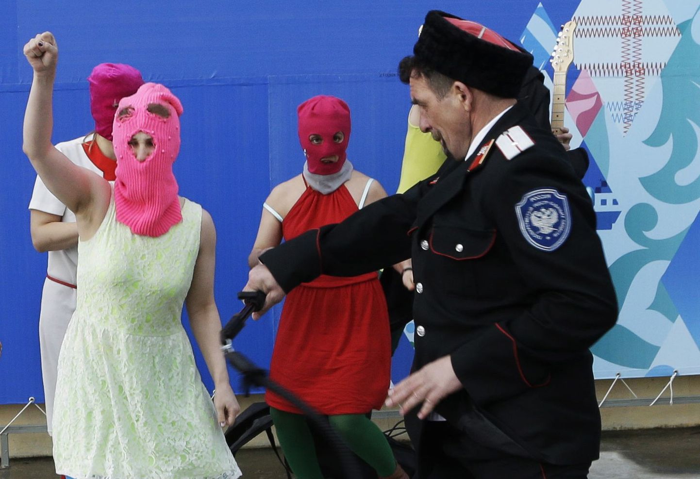 Pussy Rioti liikmed eile Sotšis. Ees vasakul on Maria Aljohhina, teda ründab kasakate miilitsaüksuse liige.