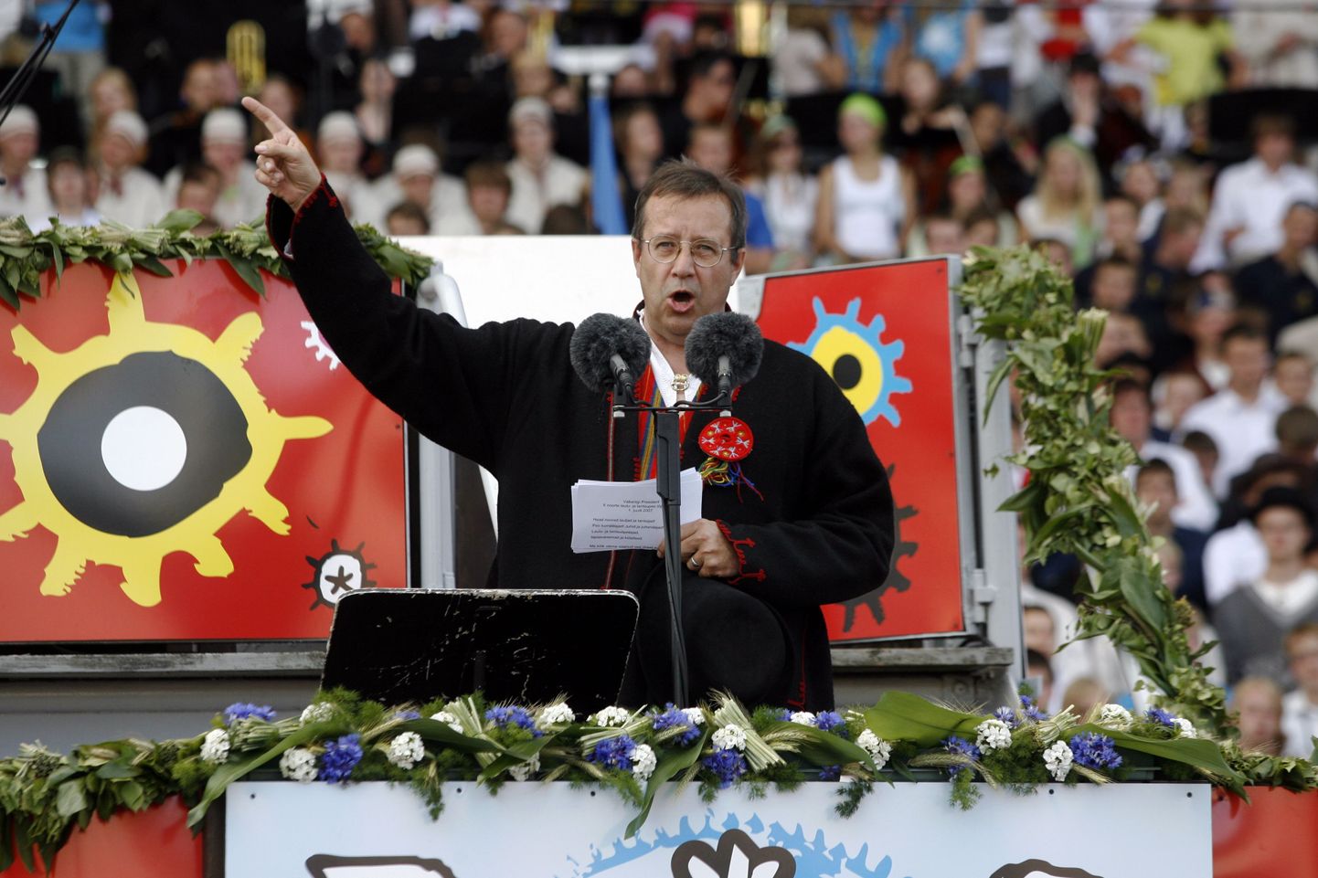 Президент Ильвес на духоподъемном Певческом празднике 2007 года. Цирк к этому времени уехал. В смысле, Бронзового солдата уже перенесли.